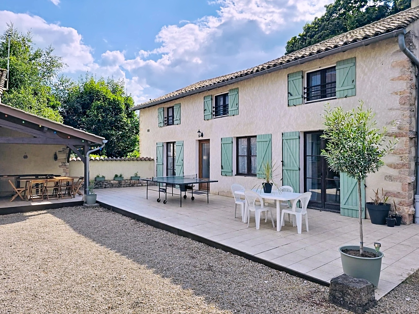 Facade, terrasse et preau